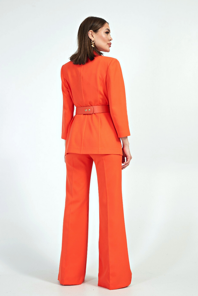 Completo tailleur arancione corallo accessoriato con cintura giacca con tasche esterne e pantaloni larghi