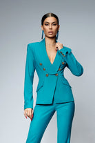 Completo tailleur Bby turchese con giacca doppiopetto, pantaloni abbinati, dettagli con bottoni metallici dorati.