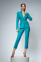 Completo tailleur Bby turchese con giacca doppiopetto e pantalone, accessoriato con bottoni metallici dorati.