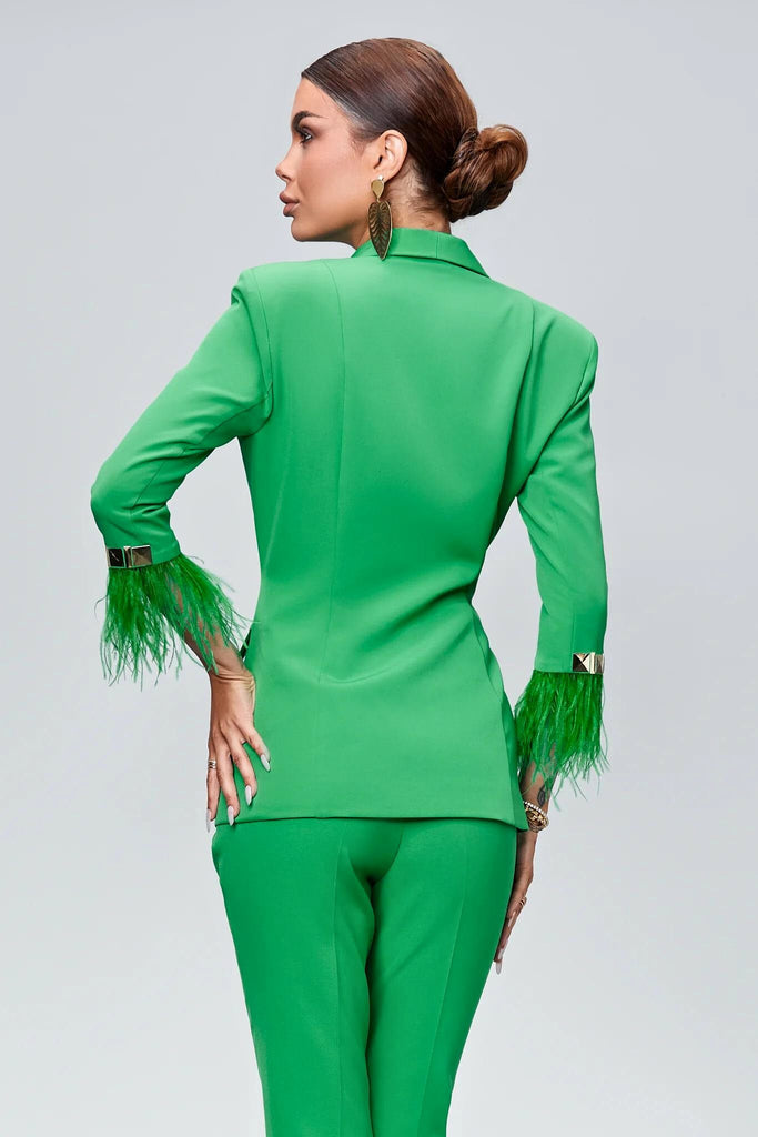 Completo tailleur verde Bby accessoriato con piume decorative e accessori dorati