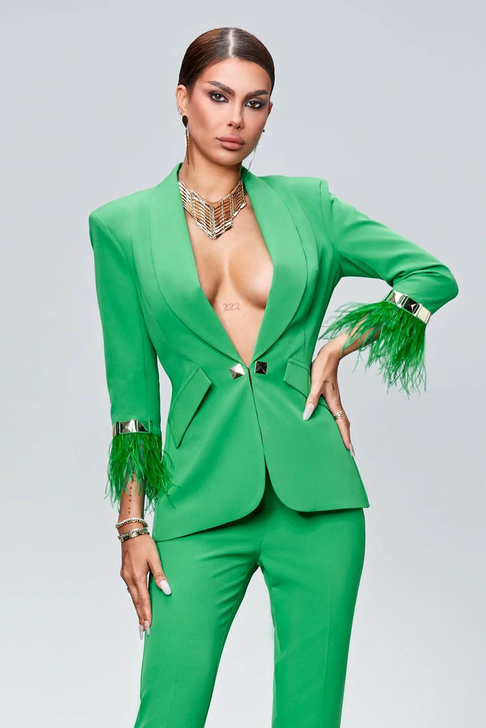 Completo tailleur verde Bby accessoriato con piume decorative e accessori dorati
