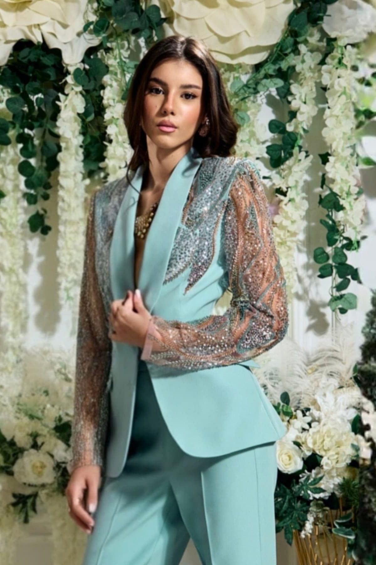 Completo tailleur Bby verde menta con giacca in tulle decorata e pantaloni a gamba larga, elegante e alla moda.