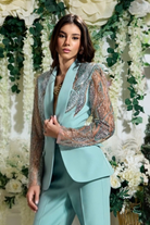 Completo tailleur Bby verde menta con giacca in tulle decorata e pantaloni a gamba larga, elegante e alla moda.