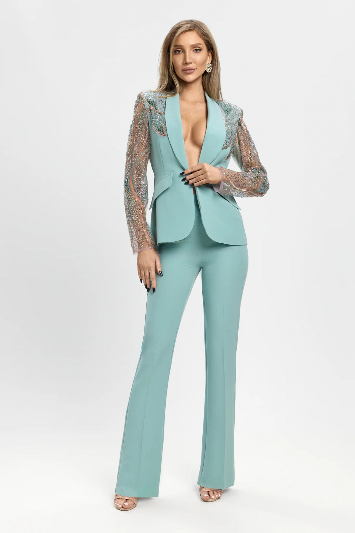 Completo tailleur Bby verde menta con giacca in tulle decorato e pantaloni a gamba larga, elegante e alla moda.