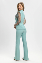 Completo tailleur verde menta Bby, giacca in tulle con decorazioni e pantaloni a gamba larga, elegante outfit femminile.