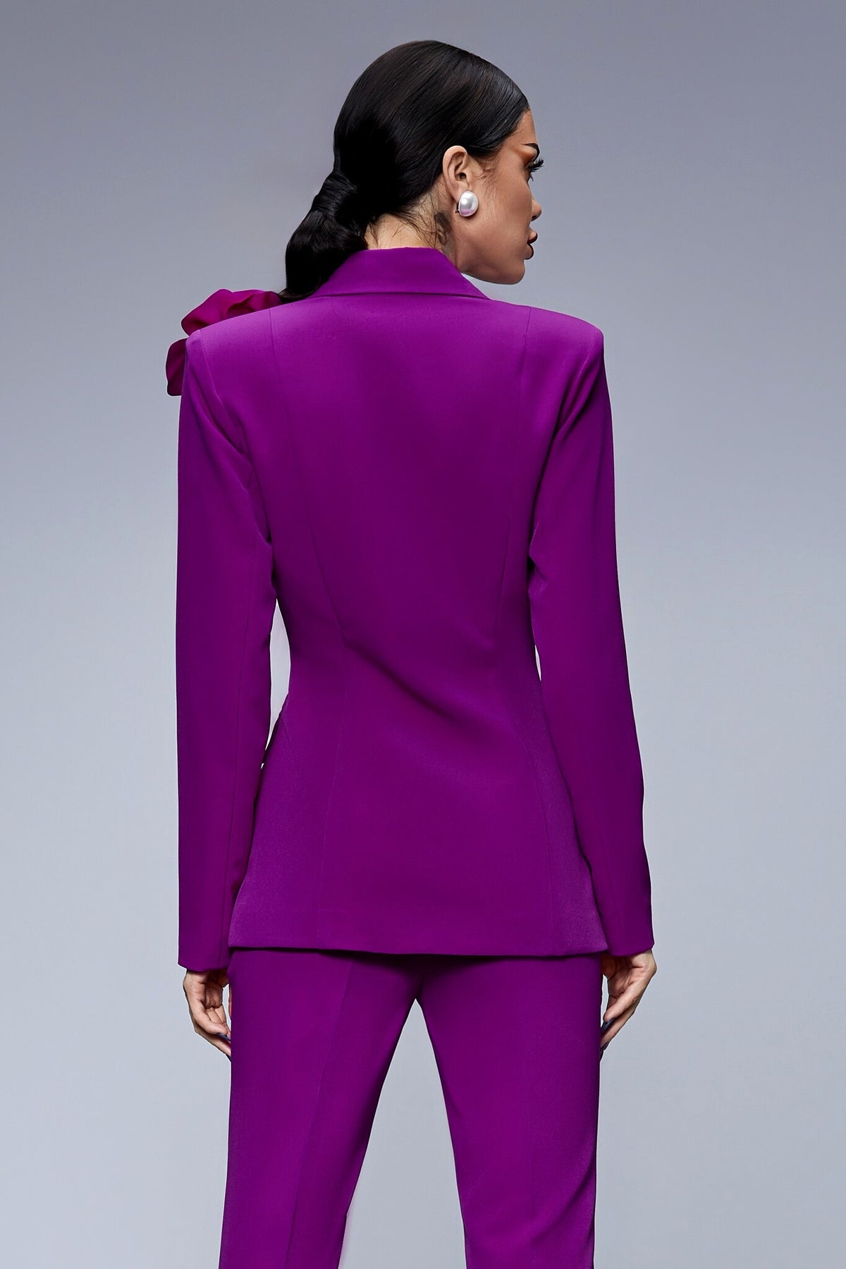Completo tailleur Bby viola magenta con giacca doppiopetto, spilla fiore e pantaloni a sigaretta, elegante e sofisticato.