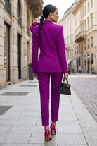 Completo tailleur viola magenta Bby giacca doppiopetto con spilla fiore e pantaloni a sigaretta
