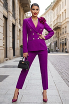 Completo tailleur viola magenta Bby giacca doppiopetto con spilla fiore e pantaloni a sigaretta