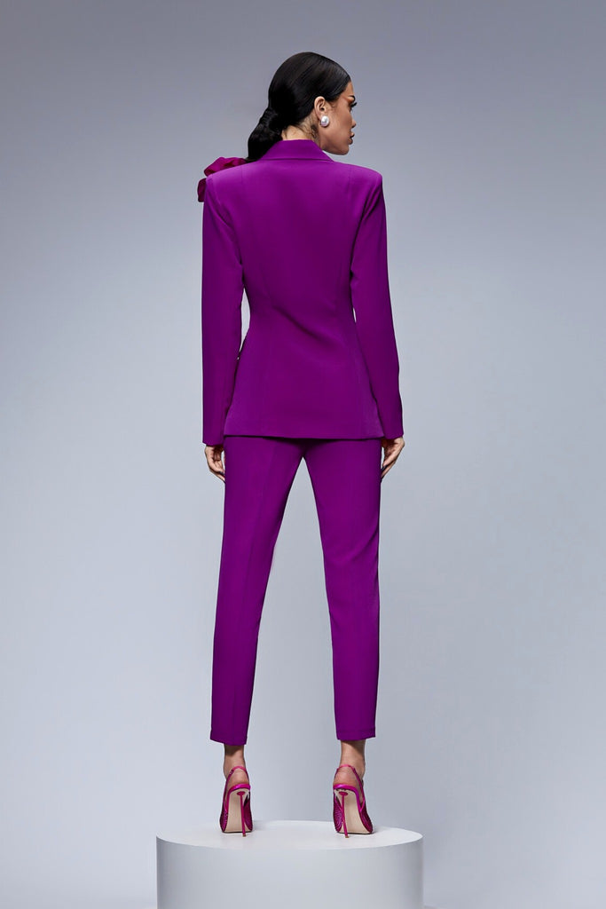Completo tailleur viola magenta Bby giacca doppiopetto con spilla fiore e pantaloni a sigaretta