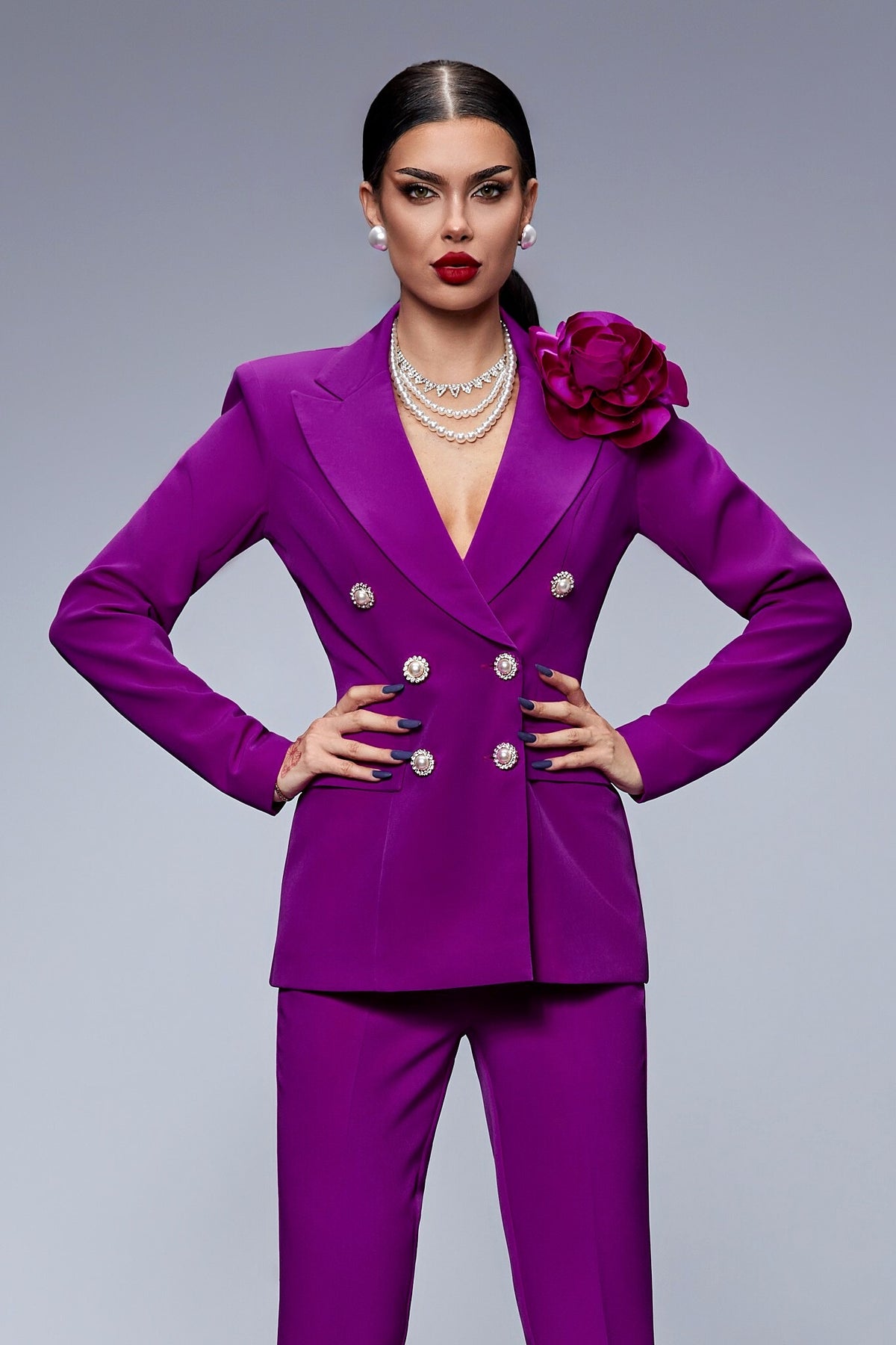 Completo tailleur Bby viola magenta con giacca doppiopetto, spilla fiore e pantaloni a sigaretta, stile elegante e raffinato
