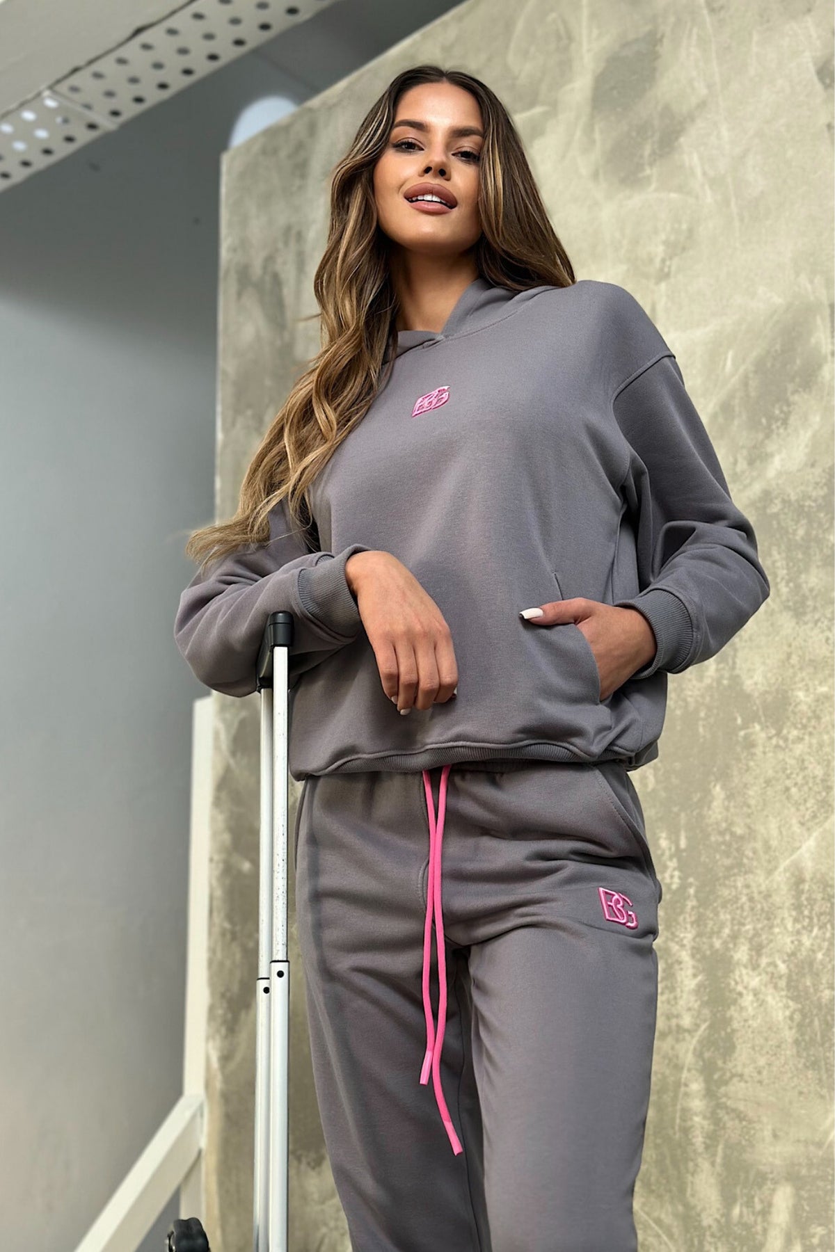 Completo tuta sportivo in cotone grigio Moda-Mania con laccetti e logo fucsia, abbigliamento sportivo femminile.