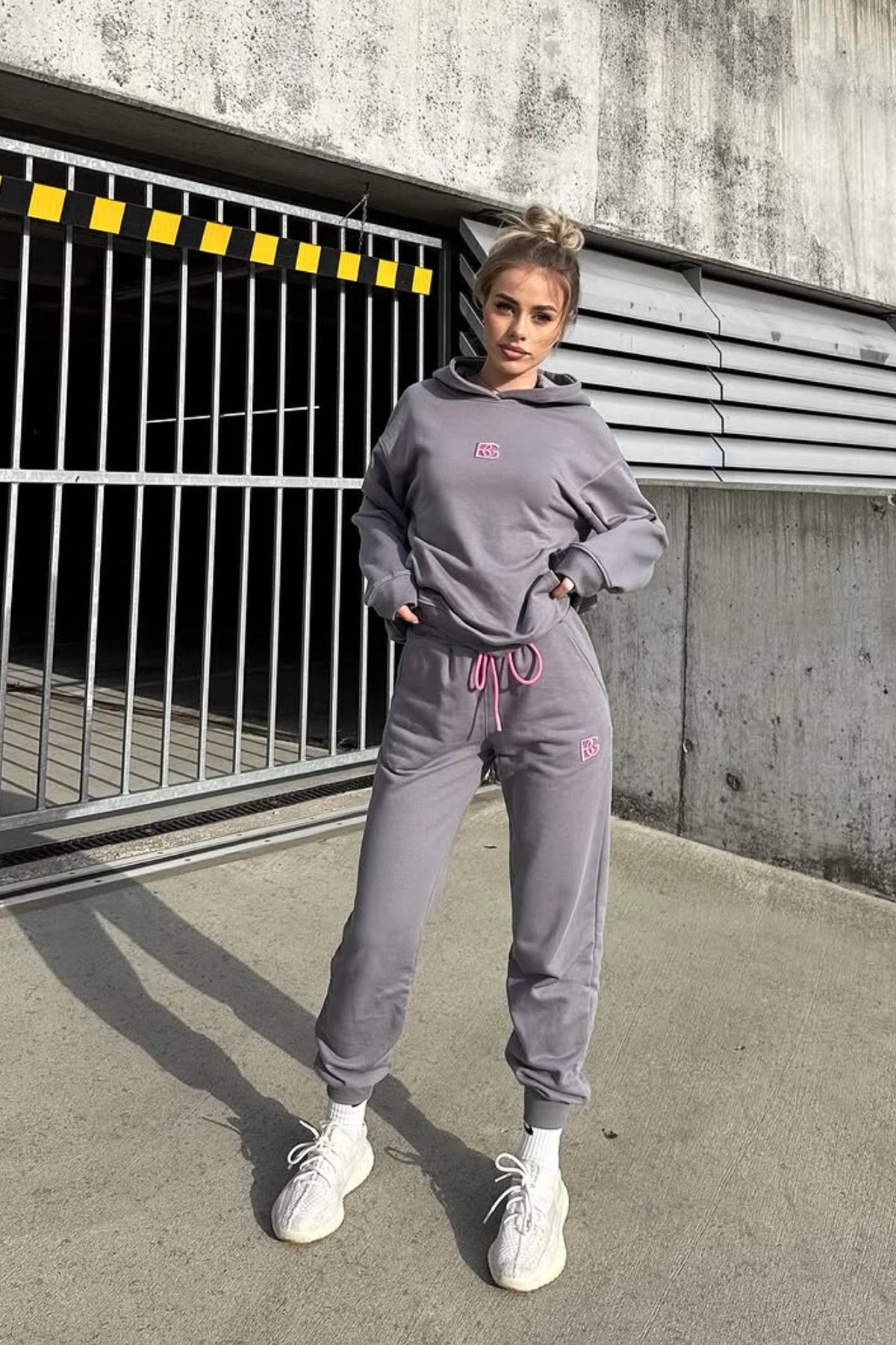 Completo tuta sportiva in cotone grigio con laccetti e logo fucsia, abbigliamento sportivo Moda-Mania per donna.
