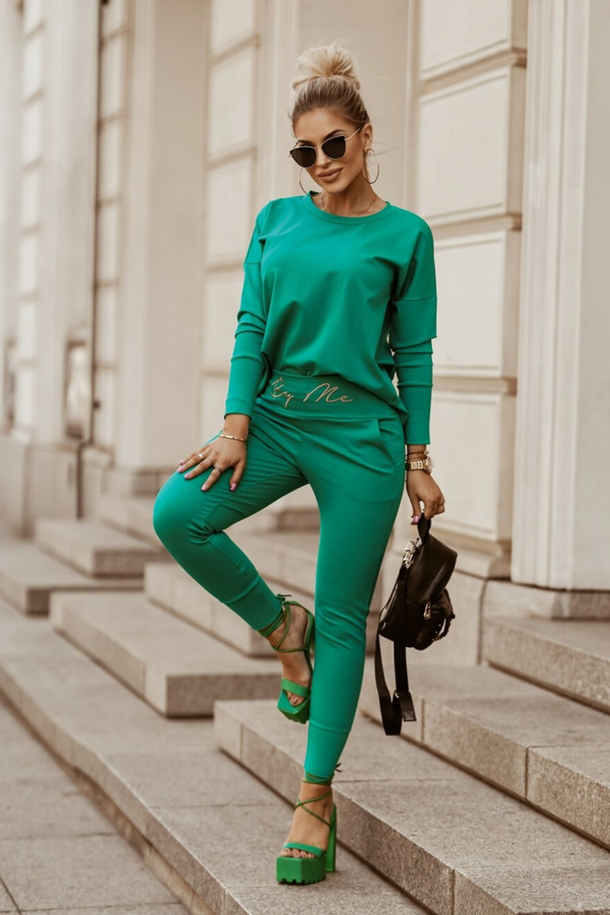 Completo tuta sportivo verde in cotone con pantaloni a vita alta e scritta dorata