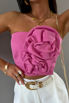 Corsetto crop top rosa pink a fascia con due fiori in tessuto, accessoriato, di Moda Mania, abbigliamento donna elegante e alla moda.