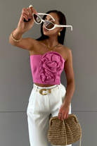 Corsetto crop top rosa pink a fascia con due fiori in tessuto, top Moda Mania, stile femminile e accessoriato.