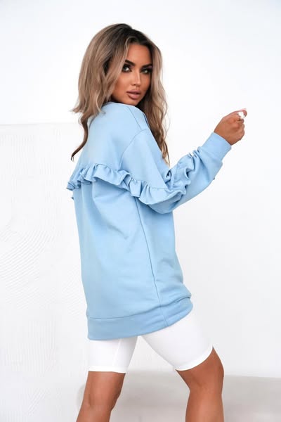 Felpa oversize celeste in cotone con maniche lunghe e dettagli di ruches, marca Moda-Mania, stile casual e moderno.