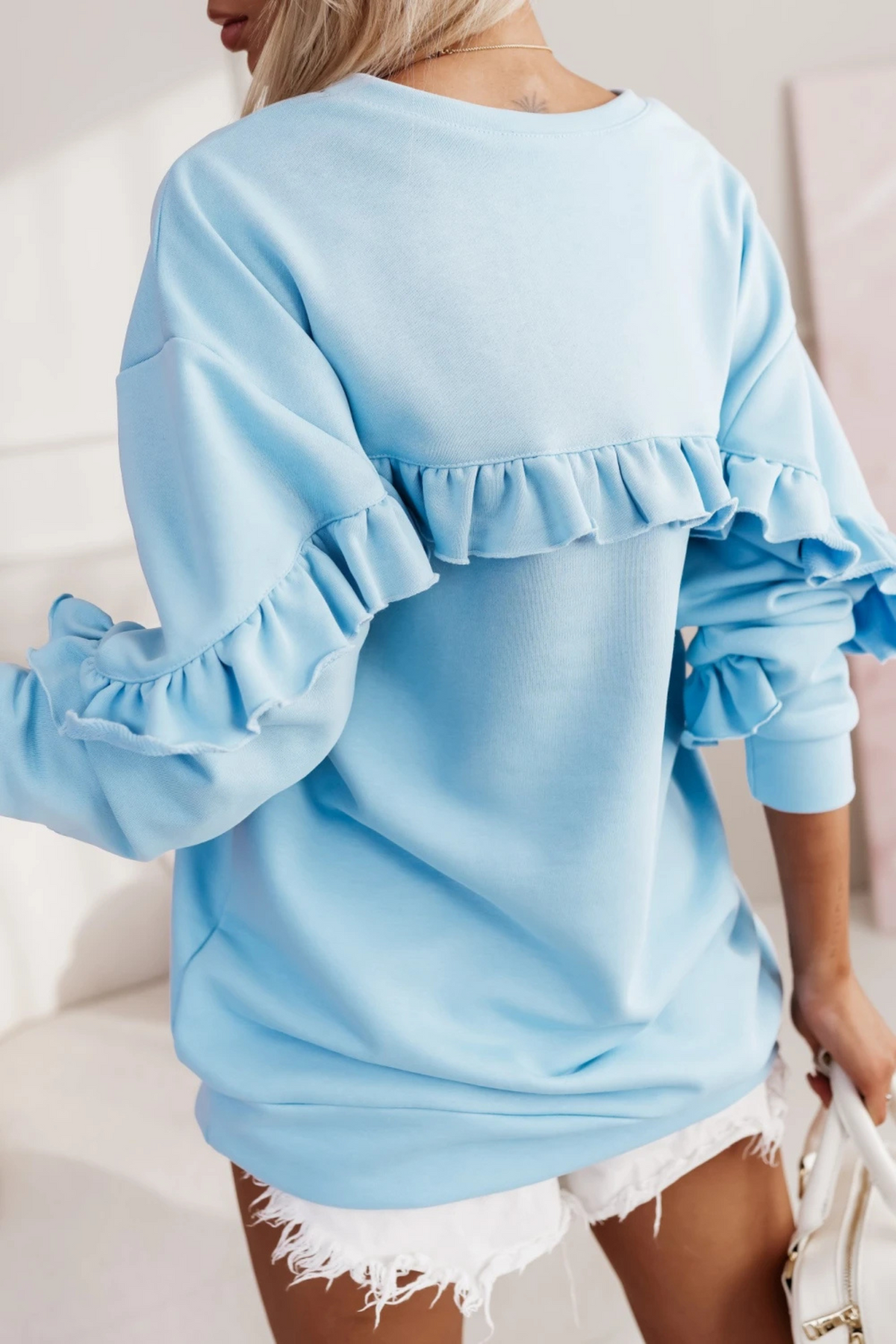 Felpa oversize celeste in cotone con maniche lunghe e dettagli con ruches, marca Moda-Mania, stile casual e comodo