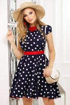 Abito svasato blu notte Fofy con fantasia a pois bianchi, cintura e decorazioni floreali rosse, abiti corti eleganti e femminili.