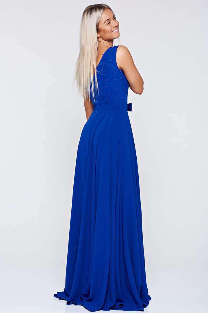Abito lungo svasato blu Fofy con corpino decorato con piccole perline e fiocco, ideale per occasioni eleganti.