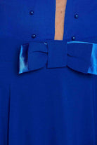 Abito lungo svasato blu Fofy con corpino decorato con piccole perline e fiocco, elegante e femminile.