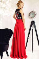 Abito lungo svasato rosso in georgette Fofy con corpino nero a fiori 3D e cordoncino allacciabile, stile elegante e femminile