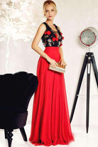 Abito lungo svasato rosso in georgette Fofy con corpino nero a fiori 3D e cordoncino allacciabile, elegante e femminile.