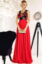 Abito lungo svasato rosso in georgette Fofy con corpino nero a fiori 3D e cordoncino allacciabile, elegante e femminile.