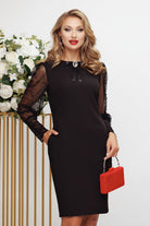 Abito corto nero Fofy in linea dritta con polsini in pizzo, maniche in tulle e dettagli di perline, elegante e femminile.