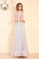 Abito lungo elegante Fofy con corpino ricamato rosa aderente e gonna ampia grigia in tulle, vestibilità svasata e raffinata.