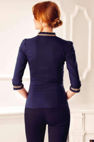 Camicia Fofy blu con rifiniture nere e passamaneria, scollo a V, tessuto leggero e stile elegante, ideale per look sofisticati.