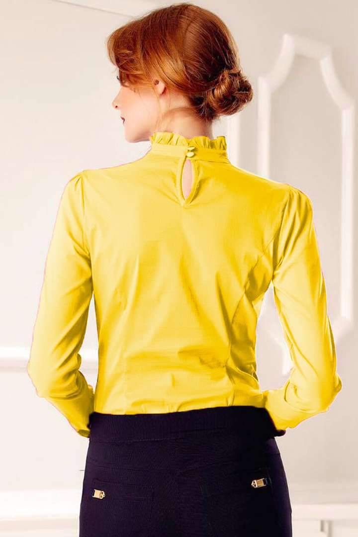 Camicia gialla Fofy a collo alto, maniche lunghe con polsini, bottoni dorati, tessuto elegante e dettagli ricamati.