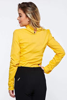 Camicia gialla Fofy con collo alto, maniche lunghe, polsini con bottoni dorati e piccole arricciature, stile elegante e moderno
