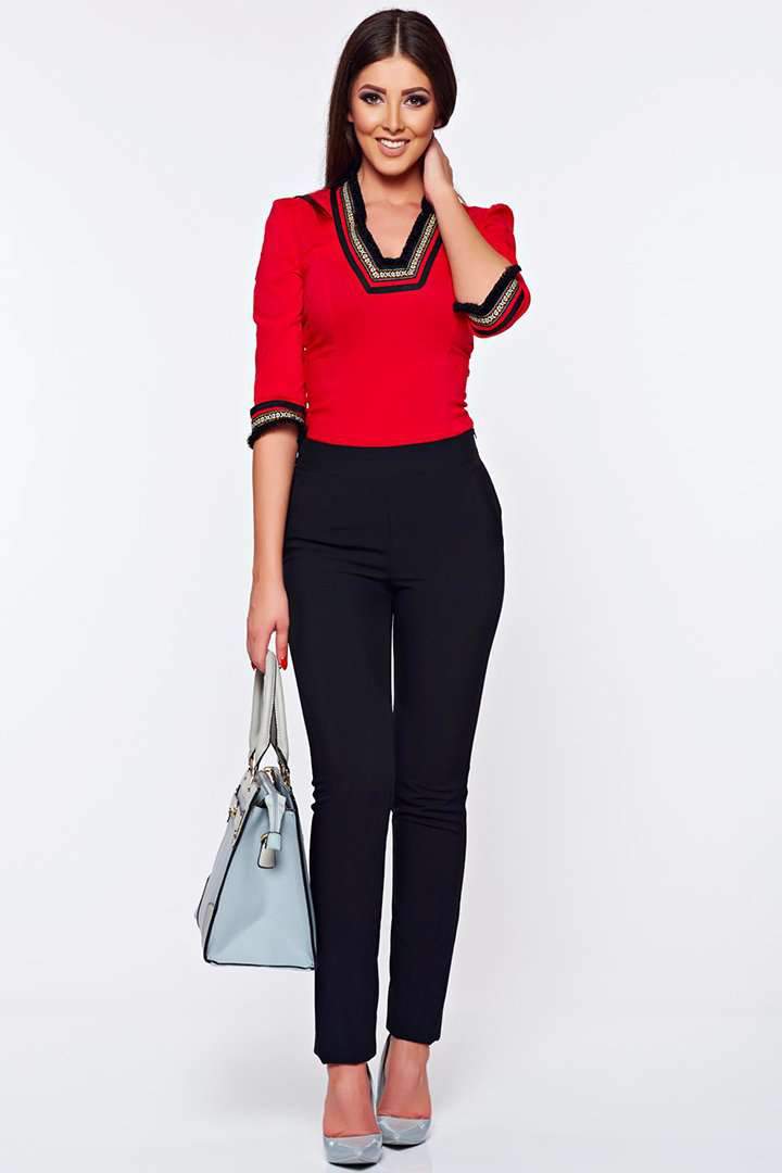 Camicia rossa Fofy con rifiniture nere, passamaneria e scollo a V, tessuto leggero e stile elegante.