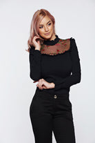 Camicia nera elegante Fofy con rifiniture, rouches e dettagli in tulle floreale sul décolleté, stile raffinato e femminile.
