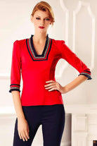 Camicia rossa Fofy con rifiniture nere, passamaneria e scollo a V, vestibilità elegante e dettagli curati.