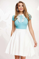 Camicie Fofy turchese in cotone elasticizzato con jabot in pizzo bianco e spilla decorativa, vista frontale.