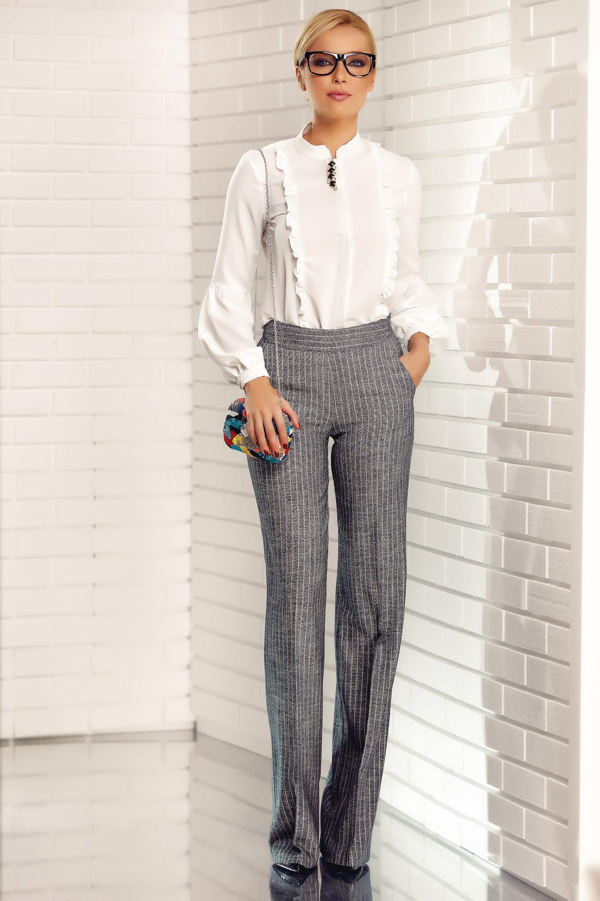 Pantaloni lunghi grigi a righe bianche Fofy, modello elegante a gamba larga e vita alta, visibili in primo piano.