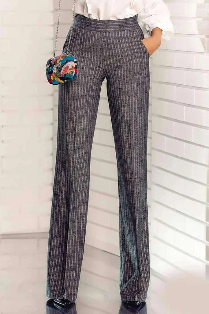 Pantaloni lunghi grigi a righe bianche Fofy, modello elegante a gamba larga e vita alta, visibili in primo piano.