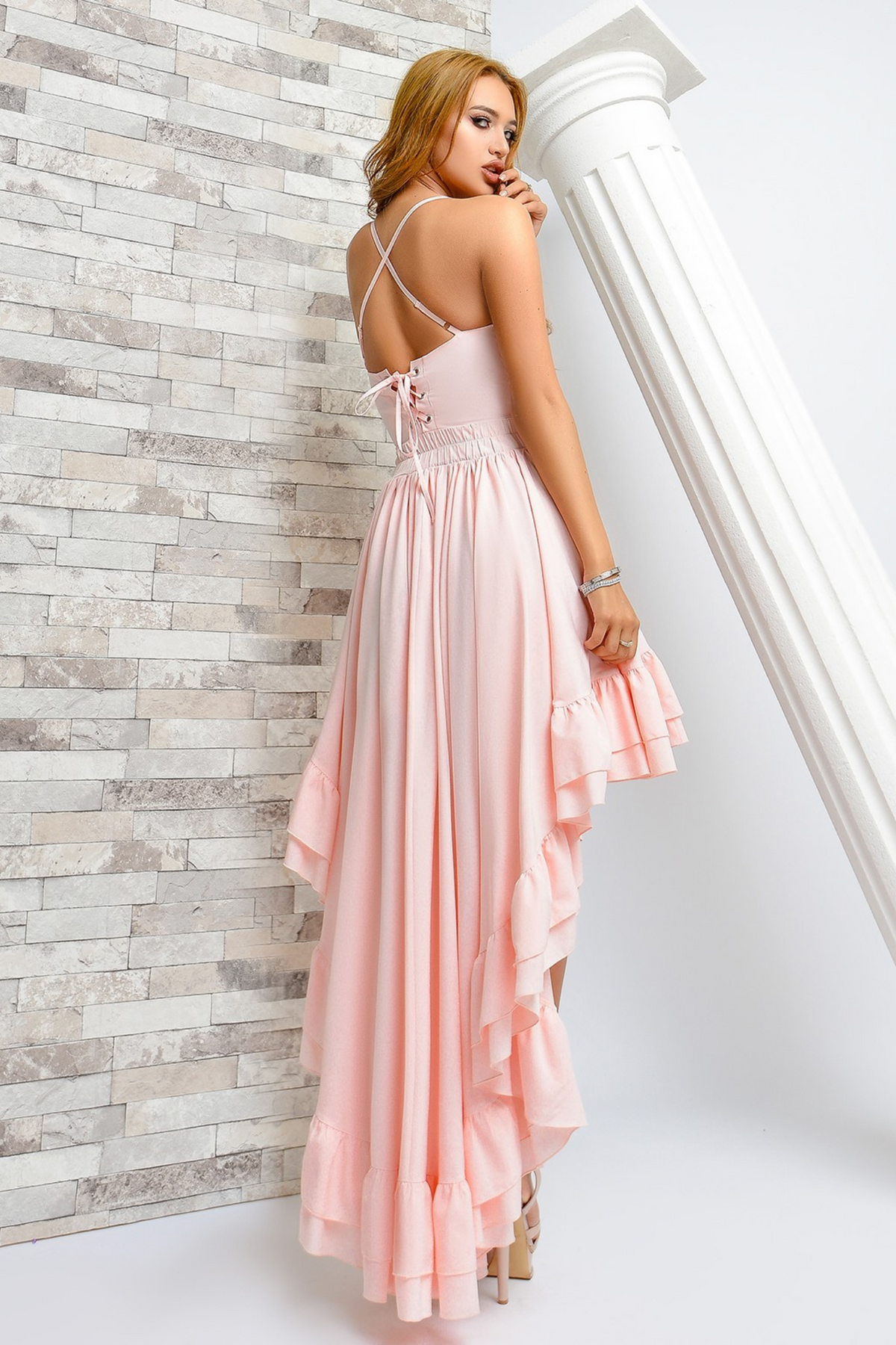 Abito rosa Foggi con coda, dettagli di volants e stringhe decorative, vestito elegante e femminile, vista frontale.
