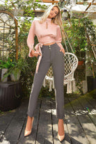 Blusa rosa cipria Foggi corta a collo alto con schiena scoperta e allacciabile in vita, tessuto leggero e stile elegante.