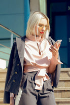 Blusa rosa cipria Foggi corta a collo alto con schiena scoperta e allacciatura in vita, in tessuto leggero e elegante.