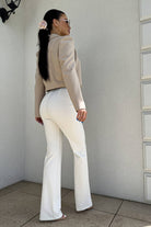 Giacca beige casual elegante corta in vita Moda-Mania con un bottone, scollo a V e revers, tessuto morbido e dettagli raffinati