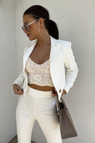 Giacca bianca casual elegante Moda-Mania, corta in vita con un bottone, scollo a V e revers, vista frontale.