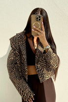 Giacca casual elegante a stampa leopardata corta in vita con bottone, scollo a V e revers, di Moda-Mania.