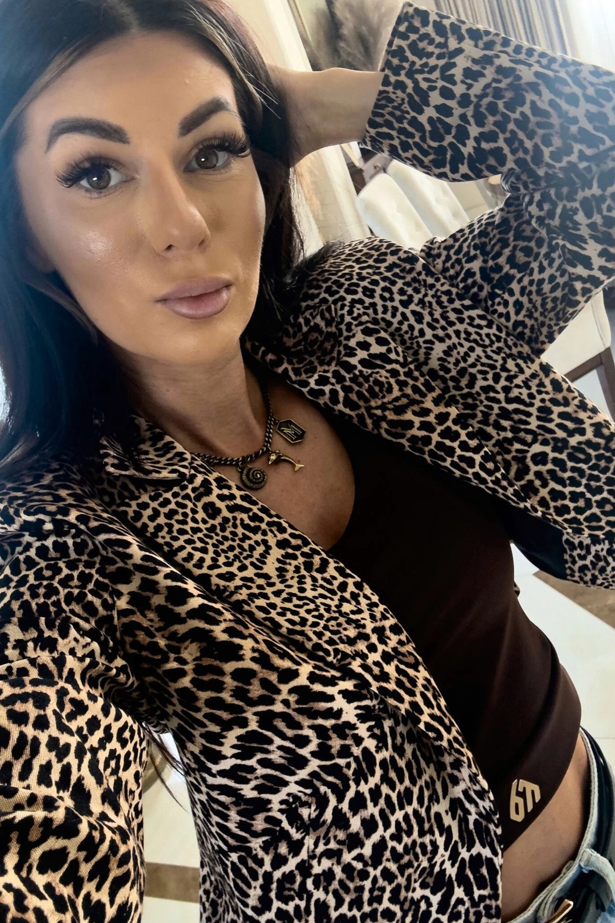 Giacca casual elegante a stampa leopardata corta in vita con un bottone, scollo a V e revers, brand Moda-Mania.
