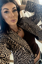 Giacca casual elegante a stampa leopardata corta in vita con un bottone, scollo a V e revers, brand Moda-Mania.