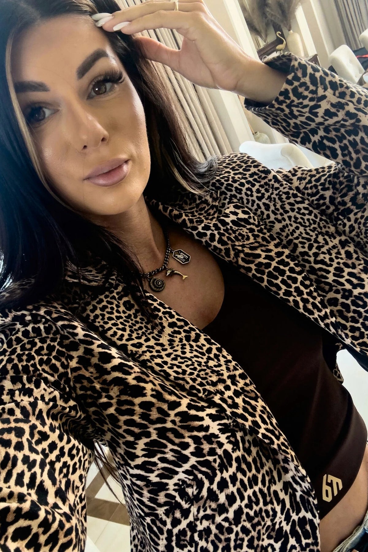 Giacca casual elegante a stampa leopardata corta in vita con bottone, scollo a V e revers, di Moda-Mania