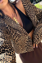 Giacca casual elegante Moda-Mania a stampa leopardata corta in vita con bottone, scollo a V e revers, dettaglio visibile.