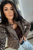 Giacca casual elegante a stampa leopardata corta in vita con bottone, scollo a V e revers, di Moda-Mania.