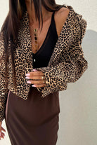Giacca casual elegante con stampa leopardata, corta in vita, con scollo a V, revers e un bottone frontale, di Moda-Mania.